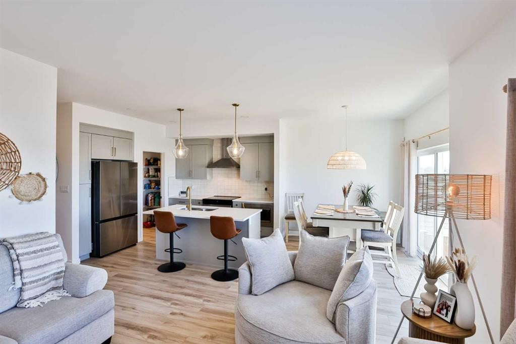 174 Caribou Bend North, Lethbridge, AB - Indoor Photo Showing Living Room