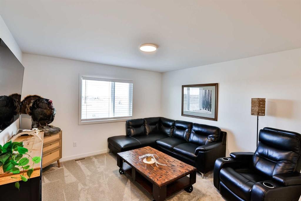 174 Caribou Bend North, Lethbridge, AB - Indoor Photo Showing Living Room