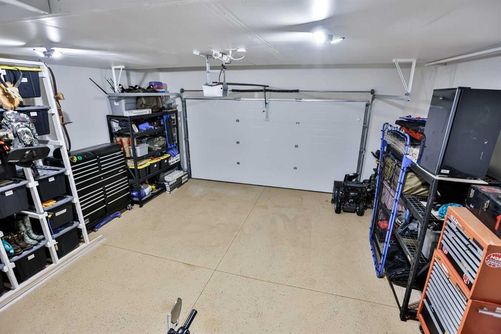 174 Caribou Bend North, Lethbridge, AB - Indoor Photo Showing Garage