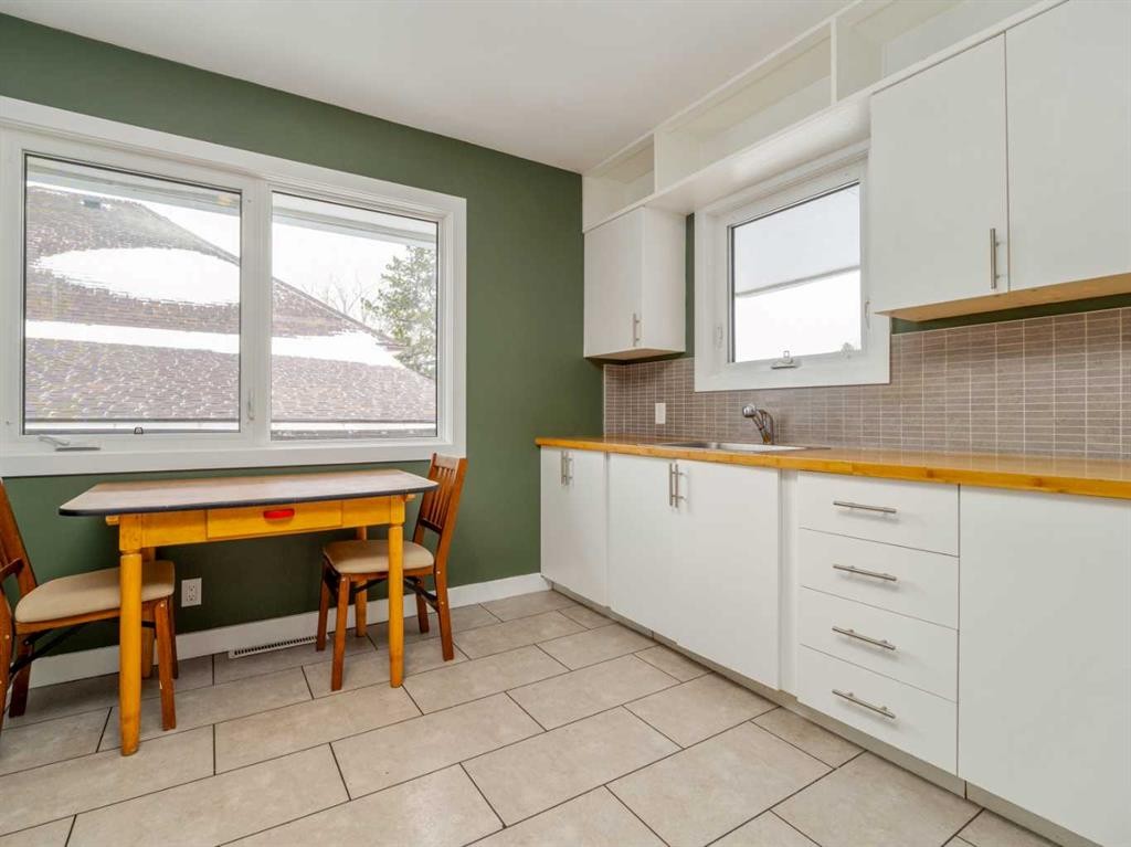 5720 56 Street, Taber, AB - Indoor Photo Showing Kitchen