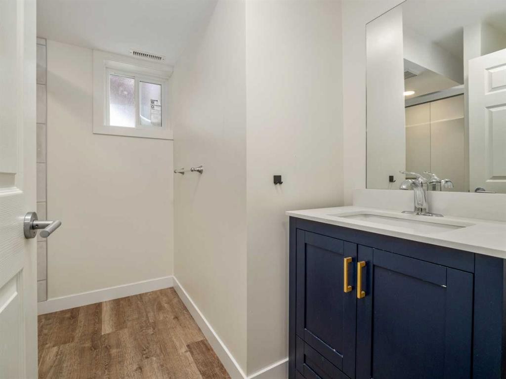 5720 56 Street, Taber, AB - Indoor Photo Showing Bathroom