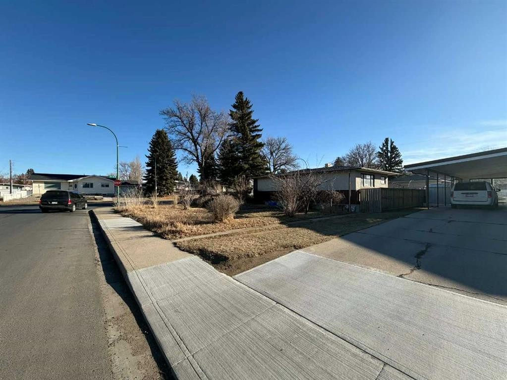 1216 23 Street North, Lethbridge, AB