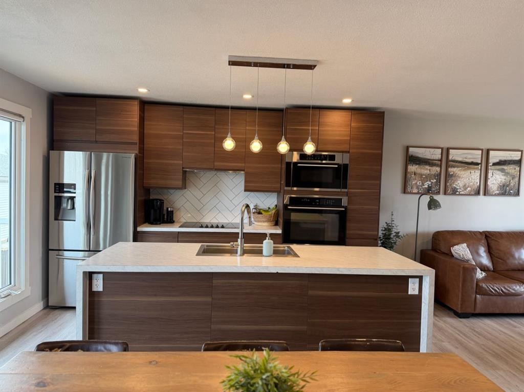 2106 7 Ave, Fort Macleod, AB - Indoor Photo Showing Kitchen With Double Sink