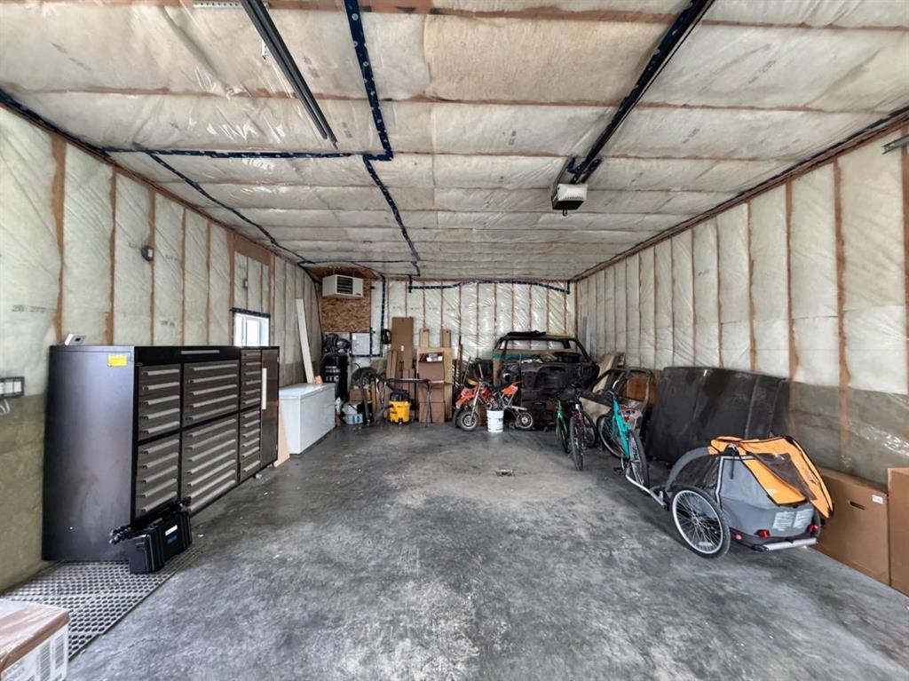 2106 7 Ave, Fort Macleod, AB - Indoor Photo Showing Garage