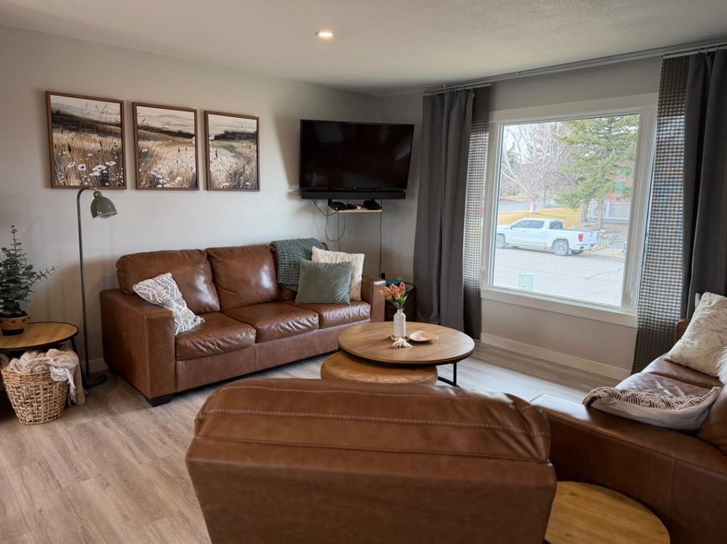2106 7 Ave, Fort Macleod, AB - Indoor Photo Showing Living Room