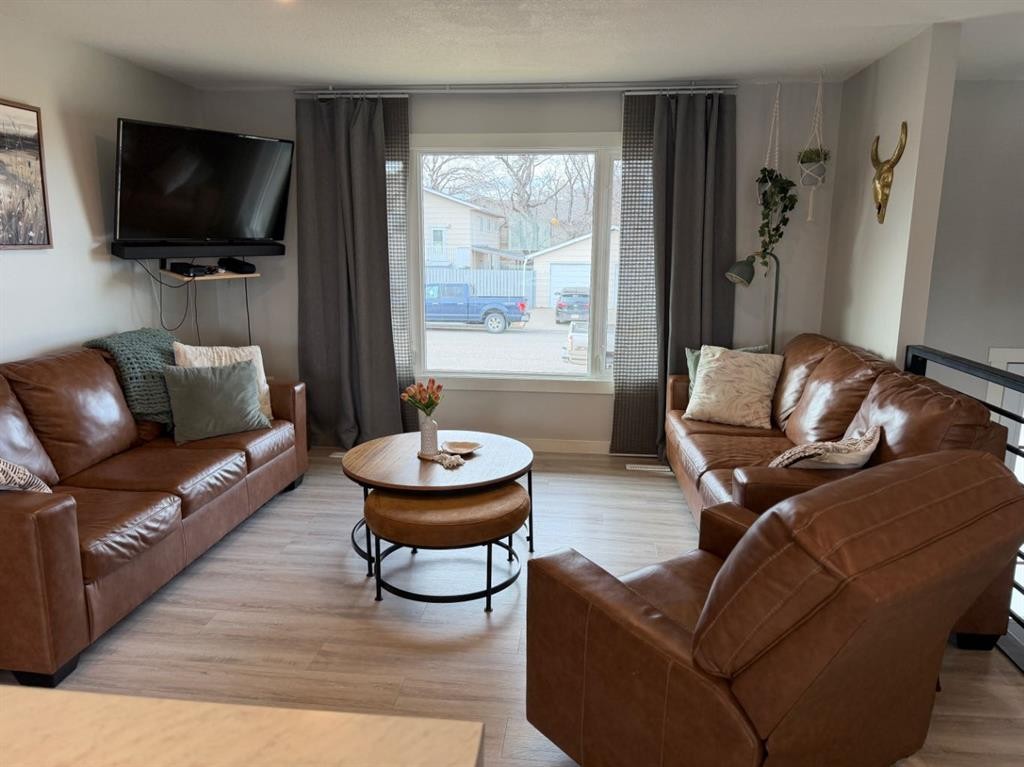 2106 7 Ave, Fort Macleod, AB - Indoor Photo Showing Living Room