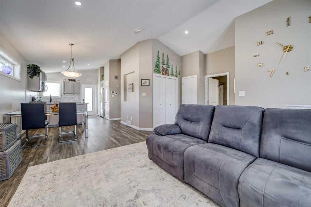 1961 Parkside Way, Coaldale, AB - Indoor Photo Showing Living Room