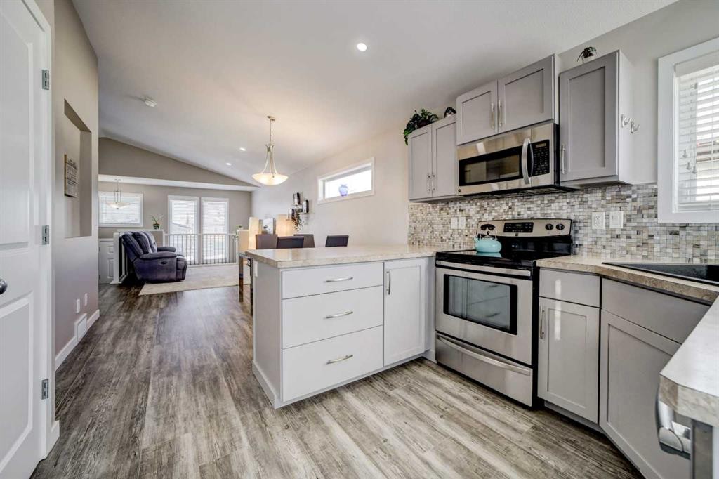 1961 Parkside Way, Coaldale, AB - Indoor Photo Showing Kitchen With Upgraded Kitchen