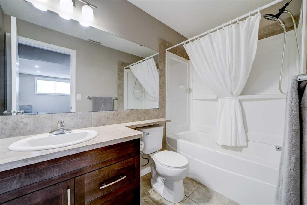 1961 Parkside Way, Coaldale, AB - Indoor Photo Showing Bathroom