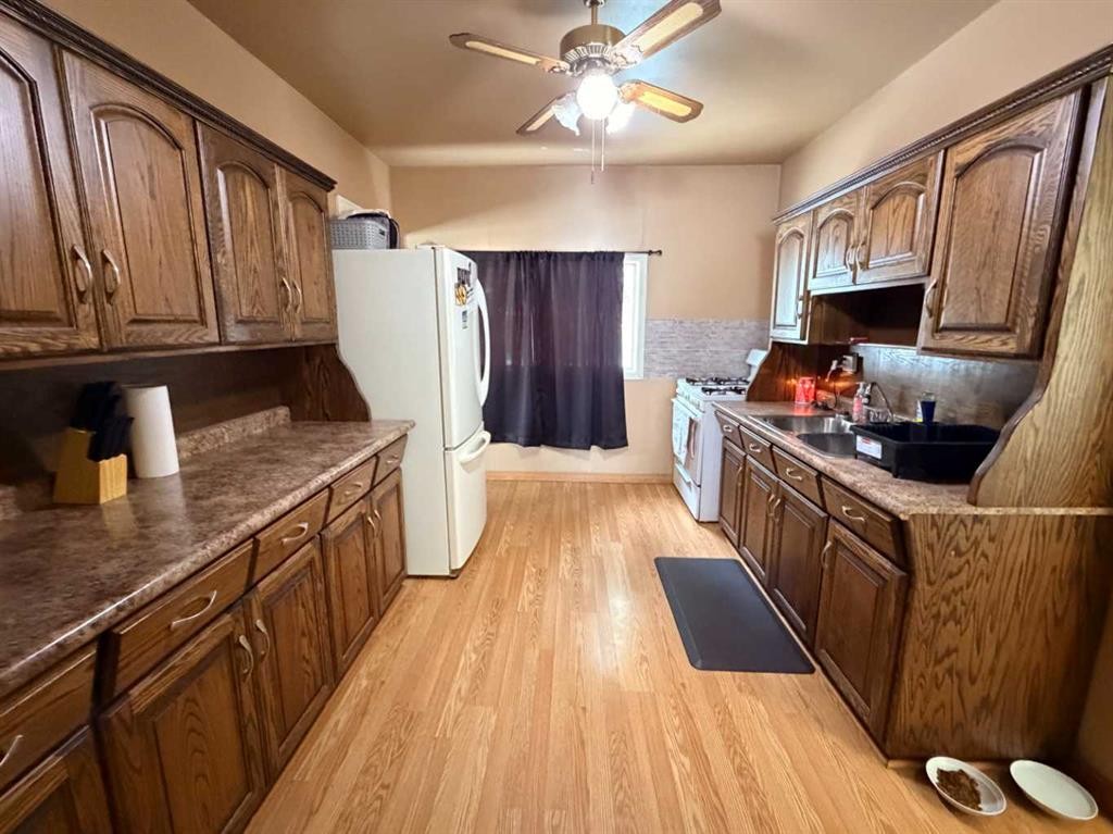 6119 53 Street, Taber, AB - Indoor Photo Showing Kitchen With Double Sink