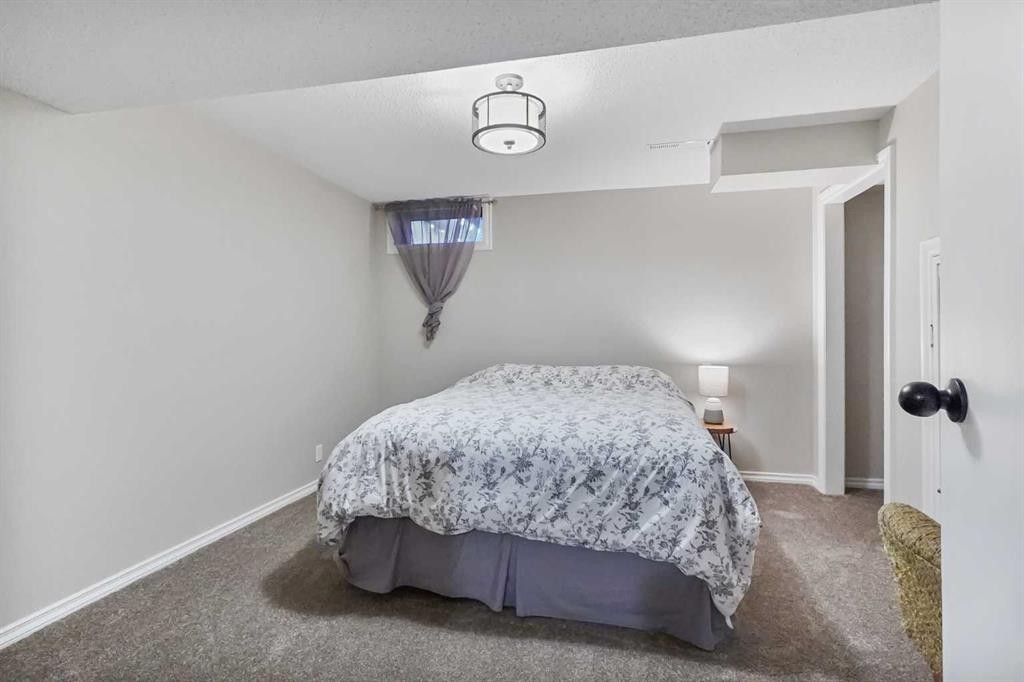 98 Eagle Road North, Lethbridge, AB - Indoor Photo Showing Bedroom