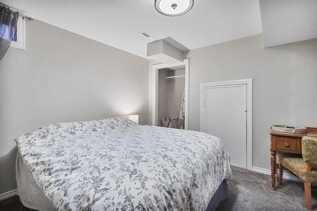 98 Eagle Road North, Lethbridge, AB - Indoor Photo Showing Bedroom