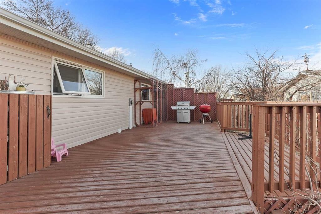 98 Eagle Road North, Lethbridge, AB - Outdoor With Exterior