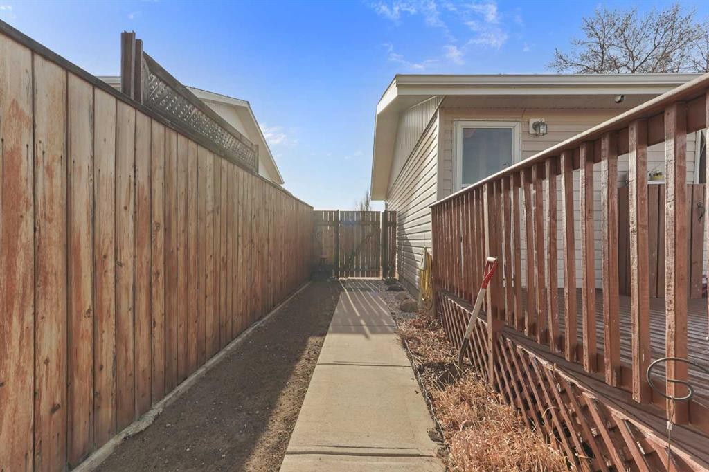 98 Eagle Road North, Lethbridge, AB - Outdoor