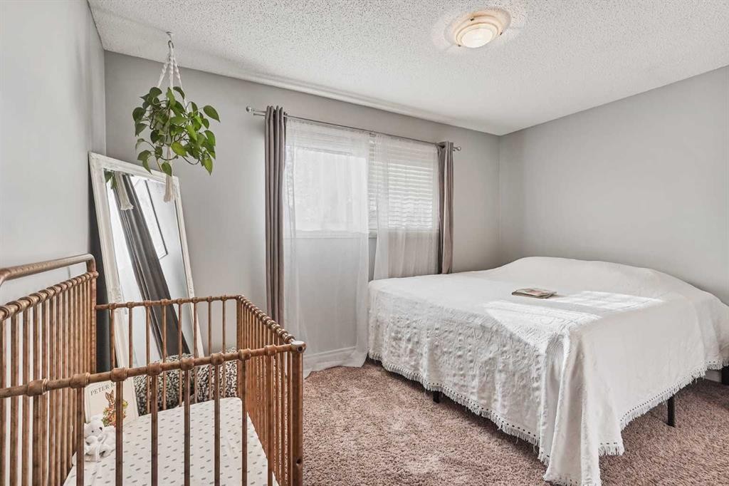 98 Eagle Road North, Lethbridge, AB - Indoor Photo Showing Bedroom