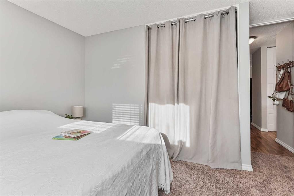 98 Eagle Road North, Lethbridge, AB - Indoor Photo Showing Bedroom