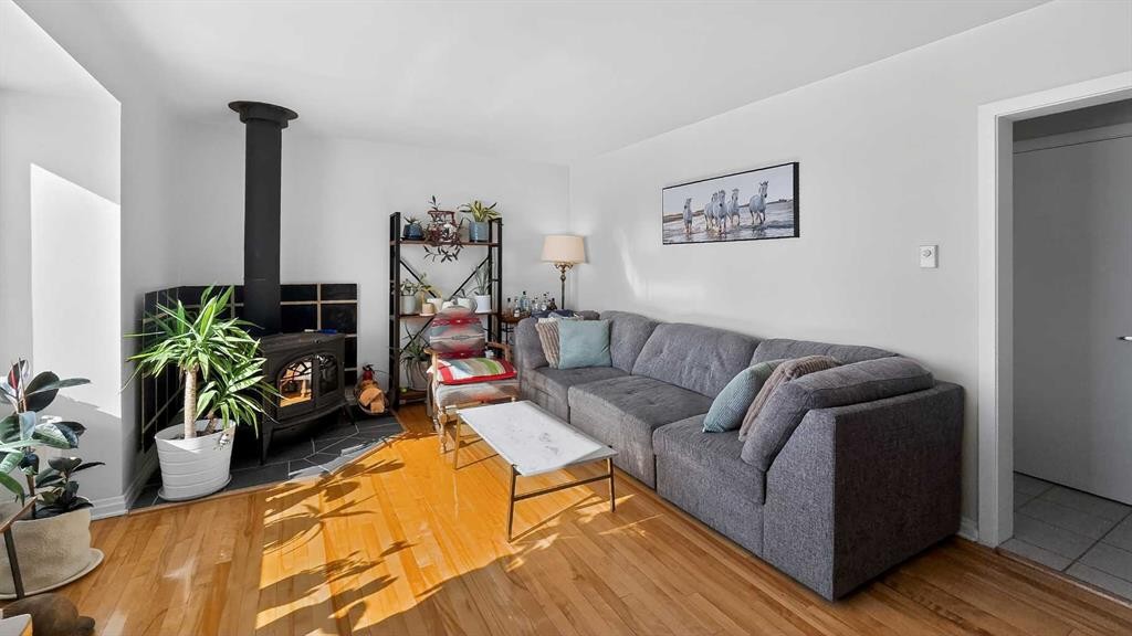 11 Mountain Vista Drive, Hill Spring, AB - Indoor Photo Showing Living Room