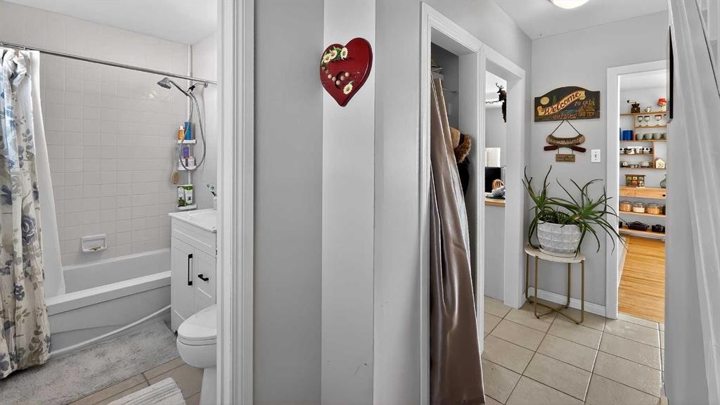 11 Mountain Vista Drive, Hill Spring, AB - Indoor Photo Showing Bathroom