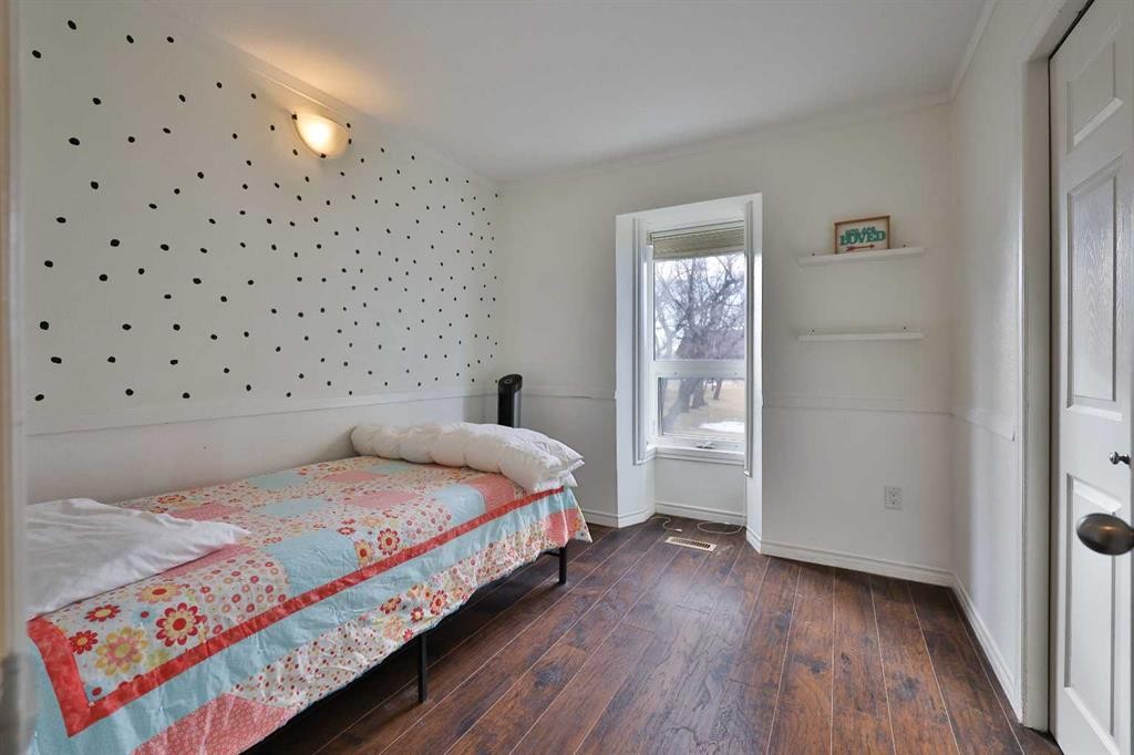 182 S 3 Street E, Magrath, AB - Indoor Photo Showing Bedroom
