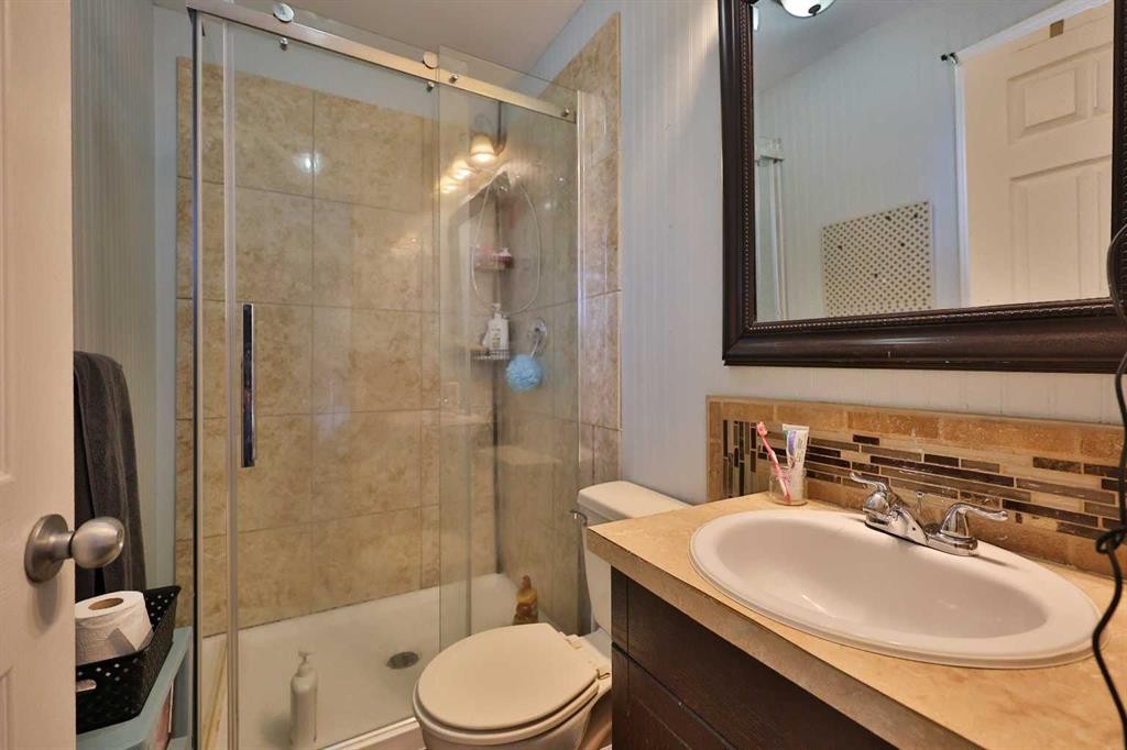 182 S 3 Street E, Magrath, AB - Indoor Photo Showing Bathroom