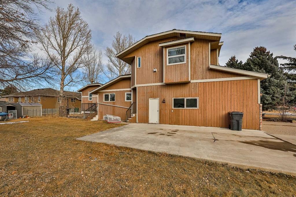 182 S 3 Street E, Magrath, AB - Outdoor With Exterior