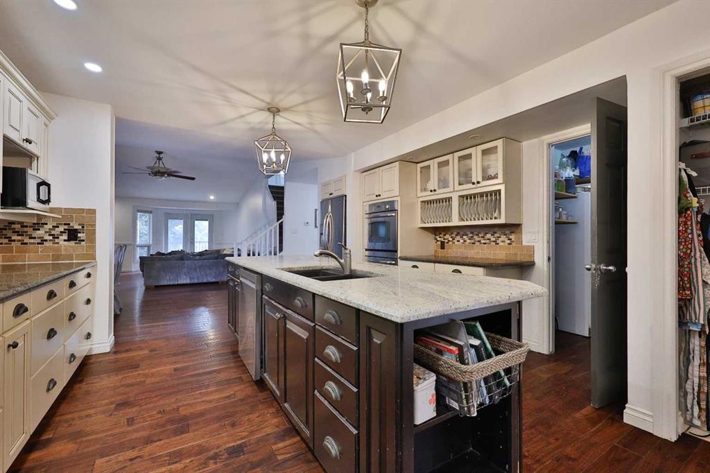 182 S 3 Street E, Magrath, AB - Indoor Photo Showing Kitchen