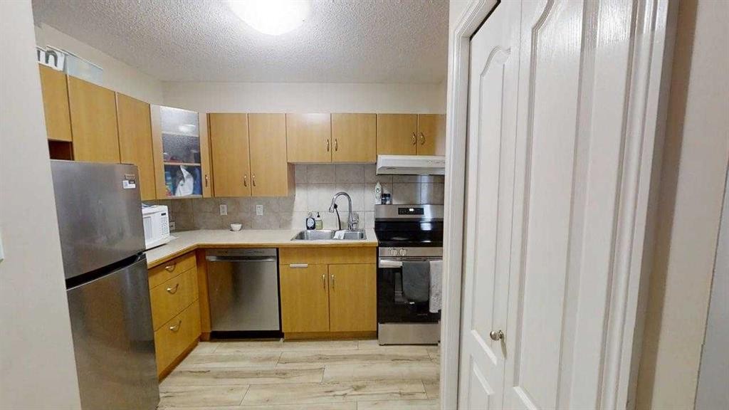 302-4210 20 Avenue South, Lethbridge, AB - Indoor Photo Showing Kitchen