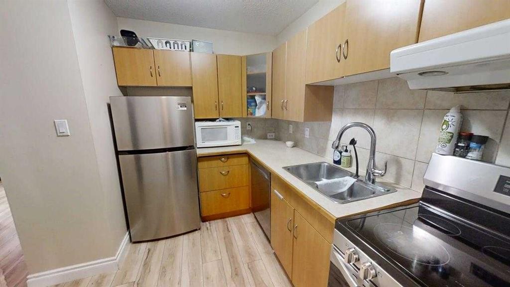 302-4210 20 Avenue South, Lethbridge, AB - Indoor Photo Showing Kitchen With Double Sink