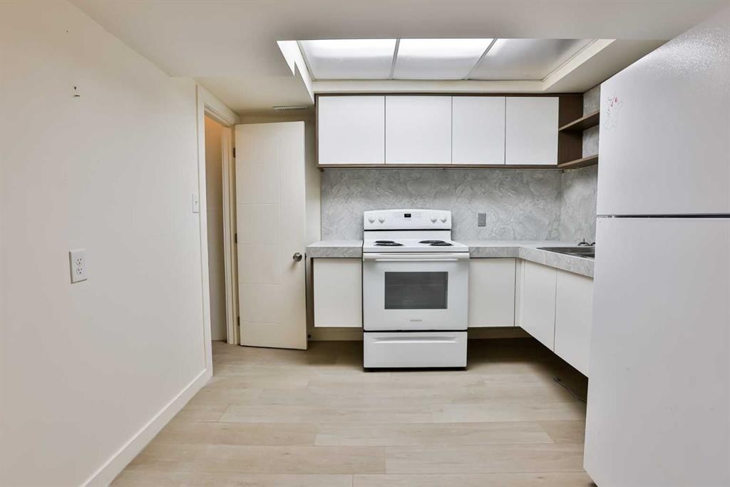 1019 7 Street North, Lethbridge, AB - Indoor Photo Showing Kitchen