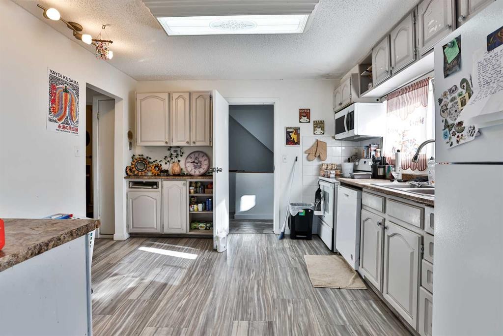 1019 7 Street North, Lethbridge, AB - Indoor Photo Showing Kitchen