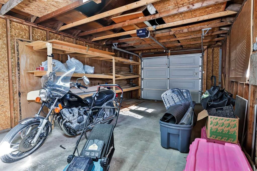 1019 7 Street North, Lethbridge, AB - Indoor Photo Showing Garage