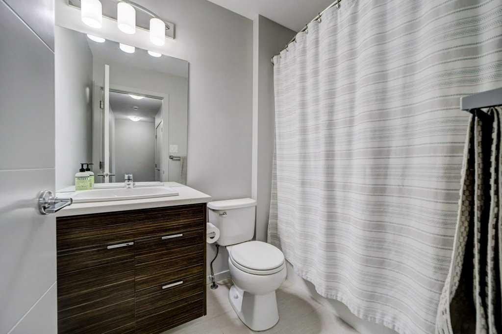 2-458 Highlands Boulevard West, Lethbridge, AB - Indoor Photo Showing Bathroom