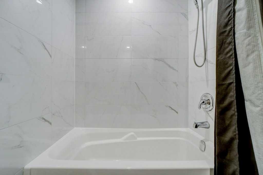 2-458 Highlands Boulevard West, Lethbridge, AB - Indoor Photo Showing Bathroom