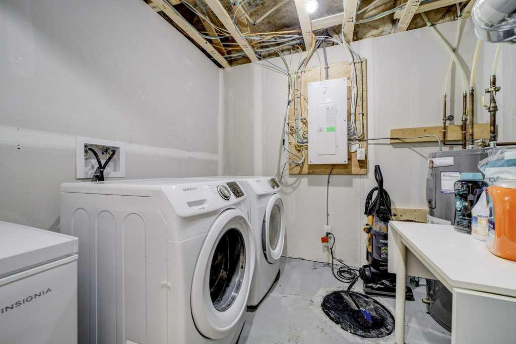 2-458 Highlands Boulevard West, Lethbridge, AB - Indoor Photo Showing Laundry Room