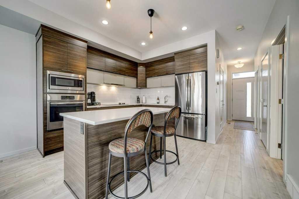 2-458 Highlands Boulevard West, Lethbridge, AB - Indoor Photo Showing Kitchen With Upgraded Kitchen