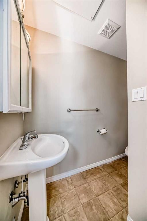 33 Meadowlark Boulevard North, Lethbridge, AB - Indoor Photo Showing Bathroom