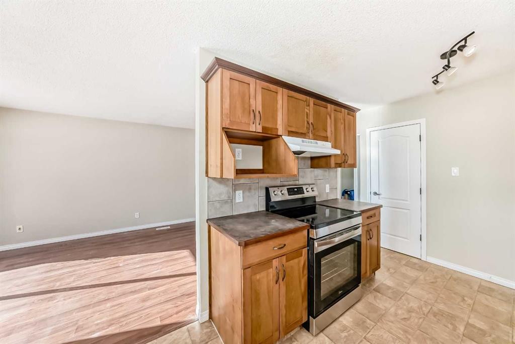 33 Meadowlark Boulevard North, Lethbridge, AB - Indoor Photo Showing Kitchen