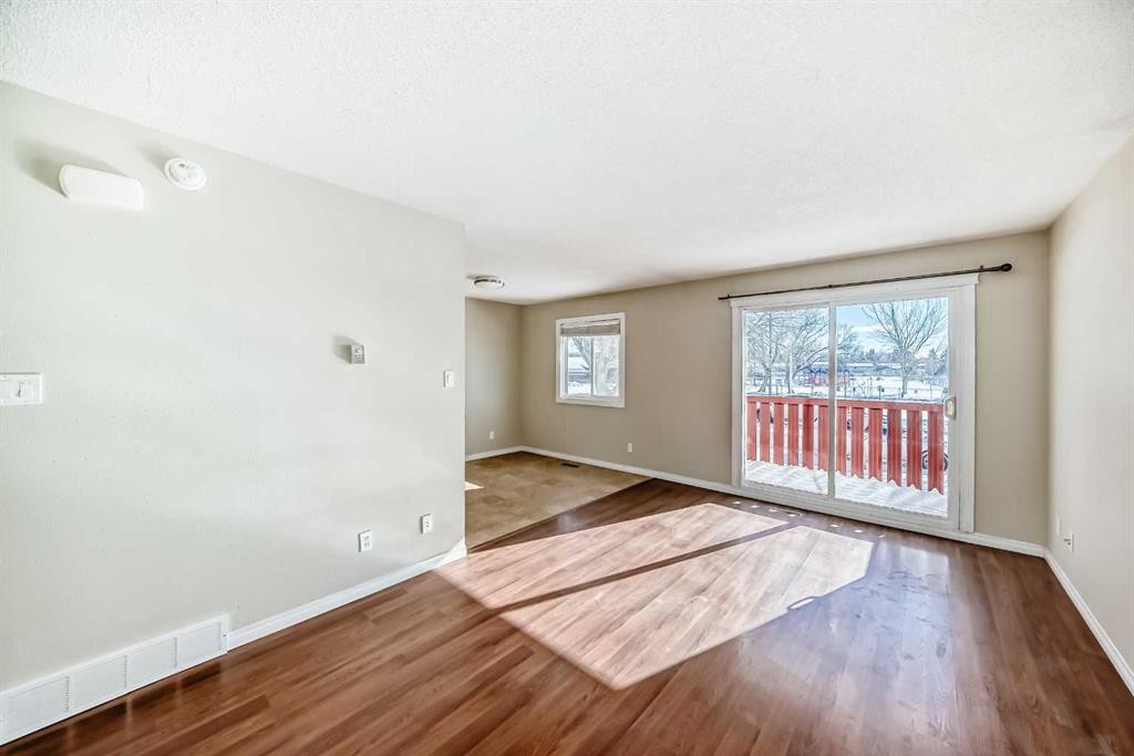 33 Meadowlark Boulevard North, Lethbridge, AB - Indoor Photo Showing Other Room