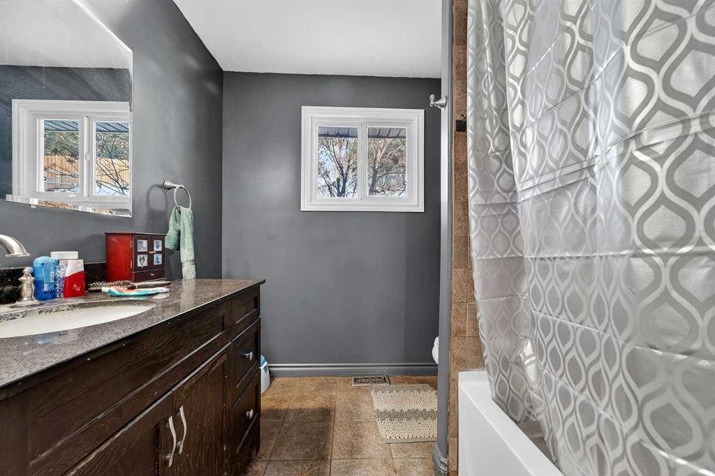 7705 24 Avenue, Coleman, AB - Indoor Photo Showing Bathroom