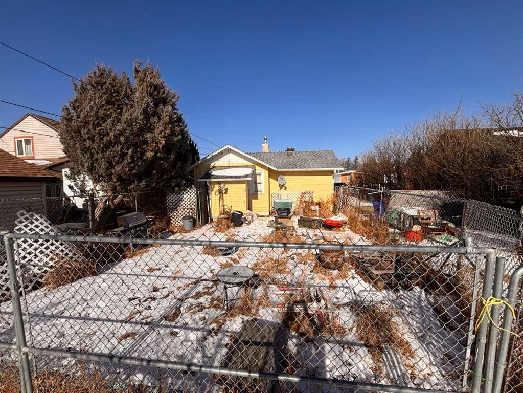 331 50 Avenue, Claresholm, AB - Outdoor