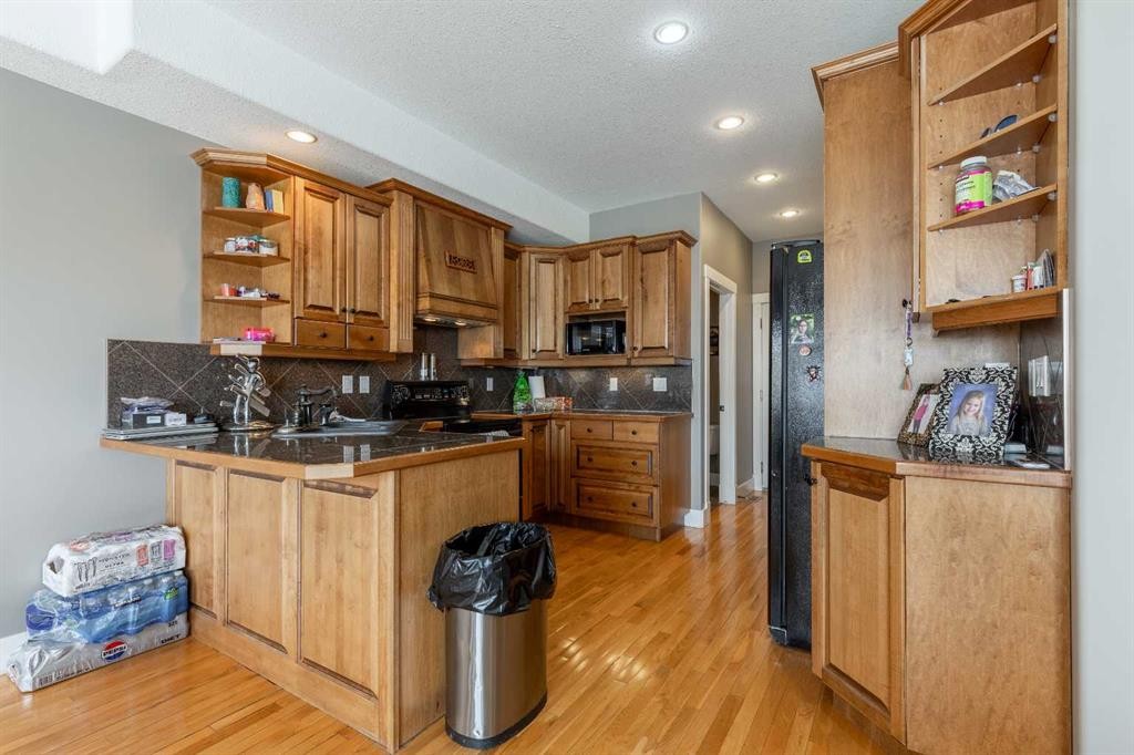 4-369 Canyon Boulevard West, Lethbridge, AB - Indoor Photo Showing Kitchen