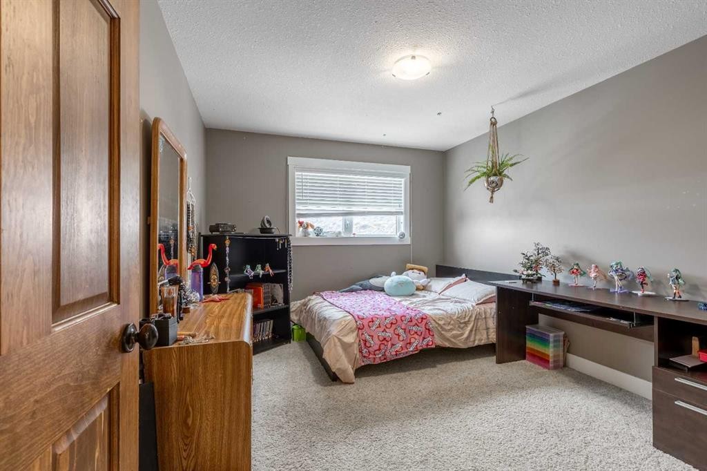 4-369 Canyon Boulevard West, Lethbridge, AB - Indoor Photo Showing Bedroom