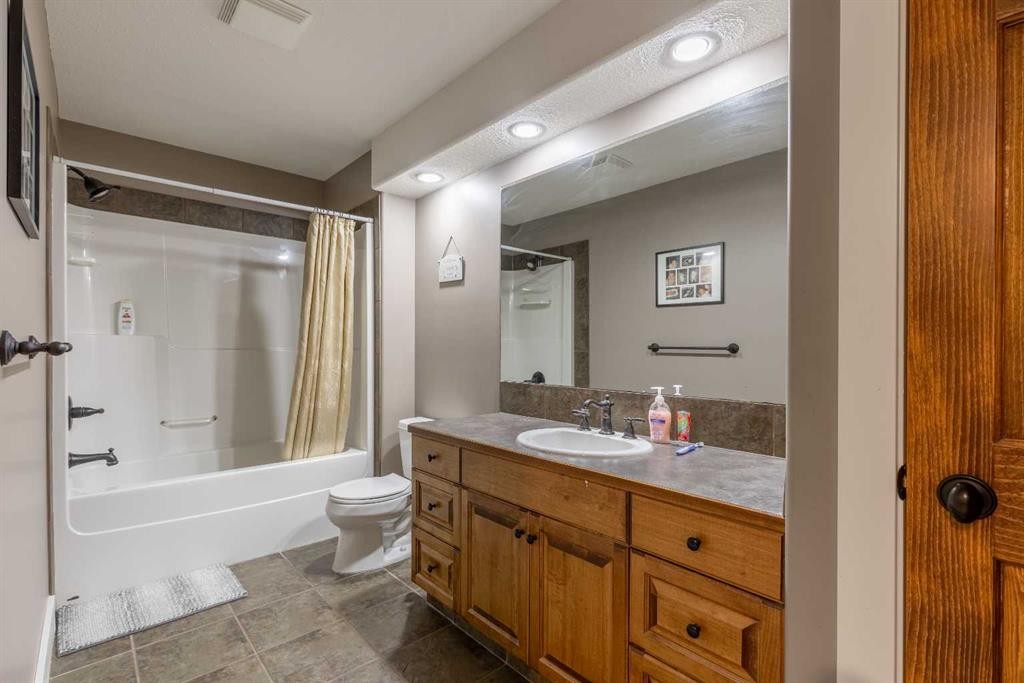 4-369 Canyon Boulevard West, Lethbridge, AB - Indoor Photo Showing Bathroom