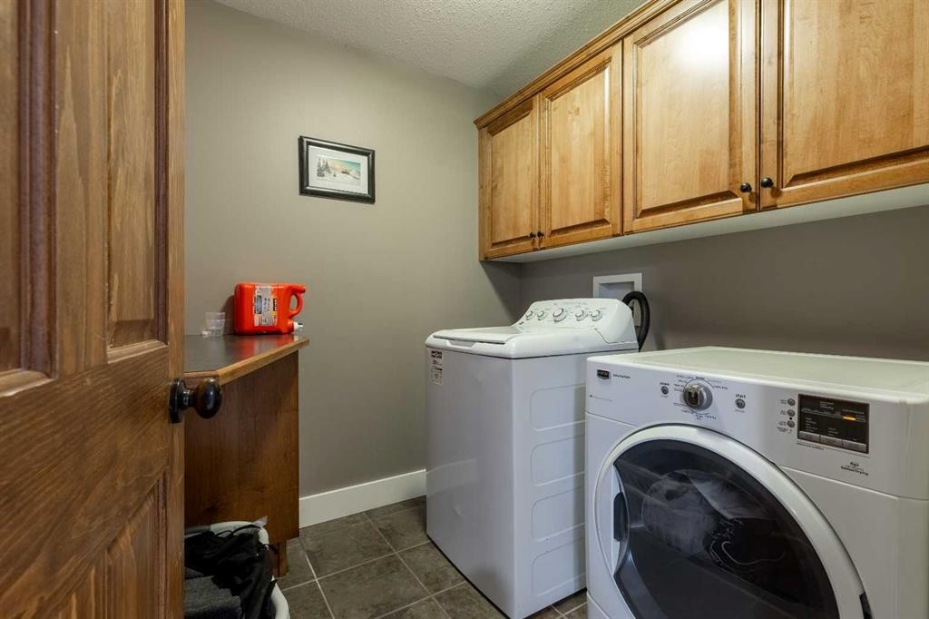 4-369 Canyon Boulevard West, Lethbridge, AB - Indoor Photo Showing Laundry Room