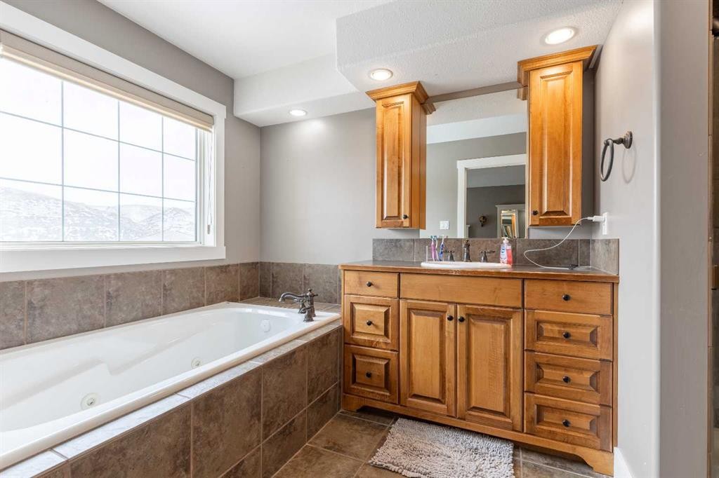 4-369 Canyon Boulevard West, Lethbridge, AB - Indoor Photo Showing Bathroom