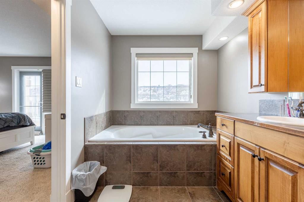 4-369 Canyon Boulevard West, Lethbridge, AB - Indoor Photo Showing Bathroom
