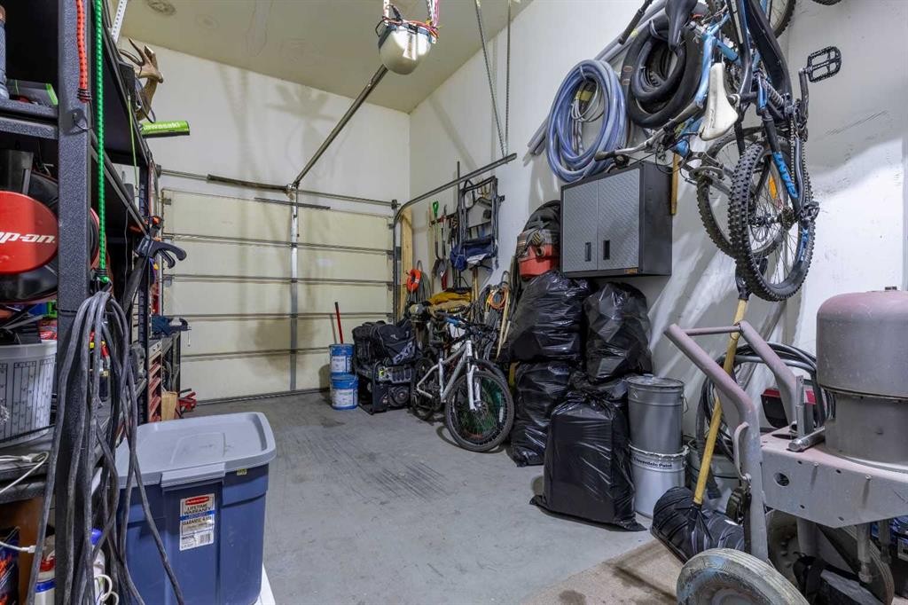 4-369 Canyon Boulevard West, Lethbridge, AB - Indoor Photo Showing Garage