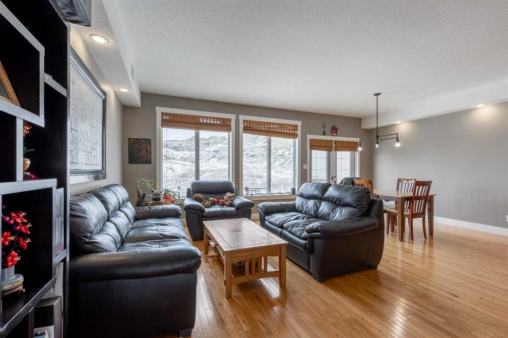 4-369 Canyon Boulevard West, Lethbridge, AB - Indoor Photo Showing Living Room