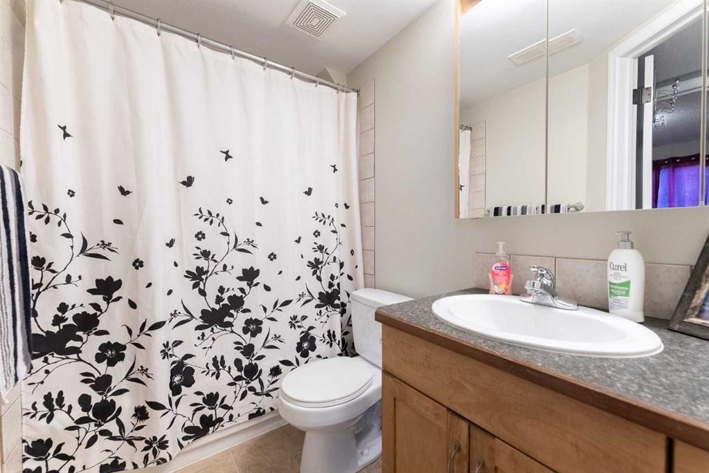 2-29 Meadowlark Boulevard North, Lethbridge, AB - Indoor Photo Showing Bathroom