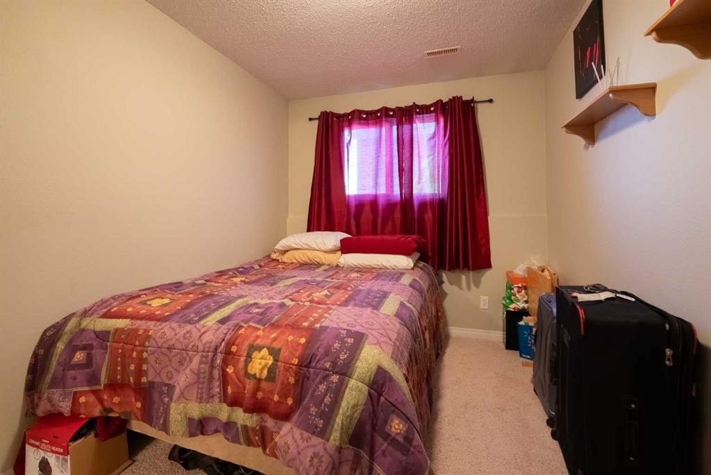 2-29 Meadowlark Boulevard North, Lethbridge, AB - Indoor Photo Showing Bedroom